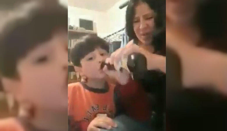VÍDEO | Le da cerveza y cigarro a su hijo mientras fuma frente a él y lo graba