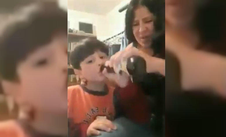 VÍDEO | Le da cerveza y cigarro a su hijo mientras fuma frente a él y lo graba