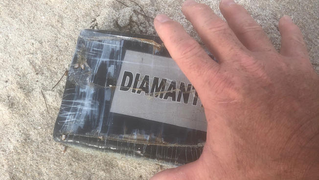 Aparecen paquetes de cocaína en playas de Florida tras paso de Dorian