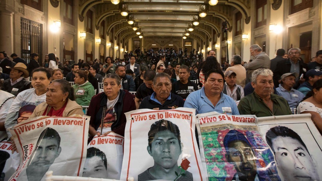 Padres de los 43 se reúnen con el Fiscal General de la República; AMLO presente