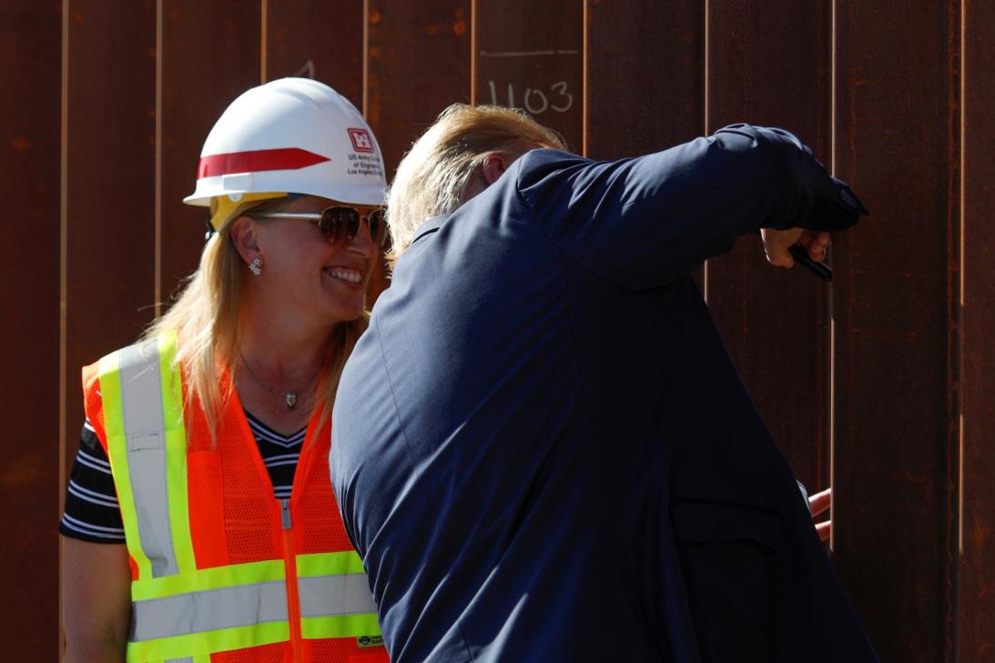 Trump estampa su firma en lo que llamó la “versión Rolls Royce” del muro fronterizo en California