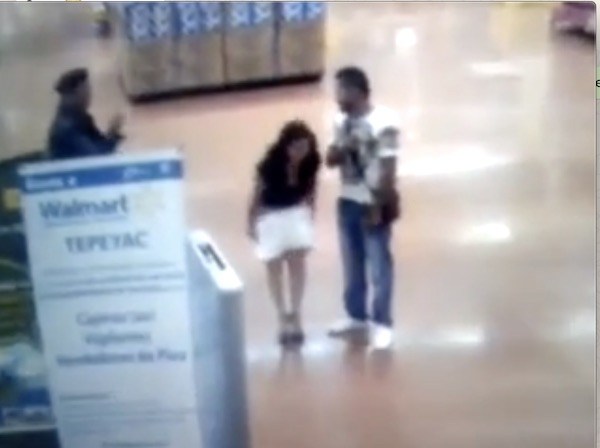 VÍDEO | Joven mujer se desnuda por completo en tienda Walmart; este fue el motivo