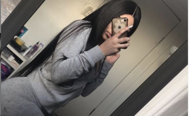 Así se sienta Emma Coronel, pide que le digan cosas “lindas”