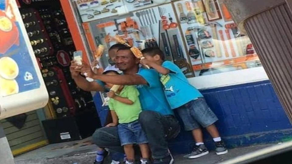 El papá de los niños con elotes en la mano que es viral ahora, pide AYUDA