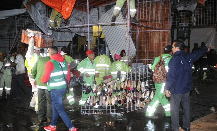 Marina y policías retiran 350 puestos en Centro Histórico; 3 detenidos