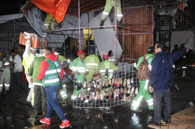 Marina y policías retiran 350 puestos en Centro Histórico; 3 detenidos