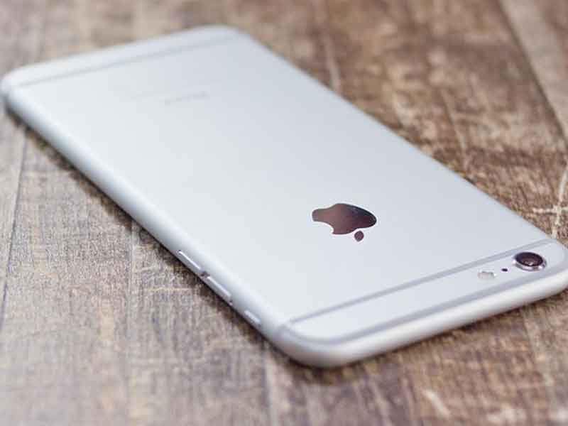 Ante bajas ventas, lanzaría Apple iPhone de bajo costo en 2020