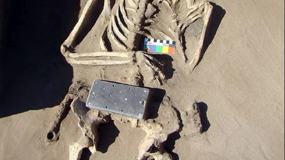 Encuentran un iPhone de 2,100 años de antigüedad en una tumba