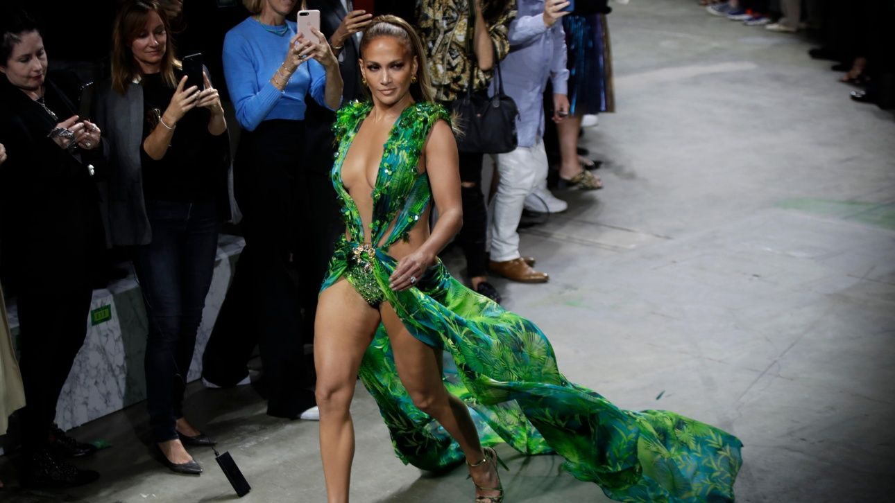 Jennifer López volvió a causar polémica con su vestido verde Versace