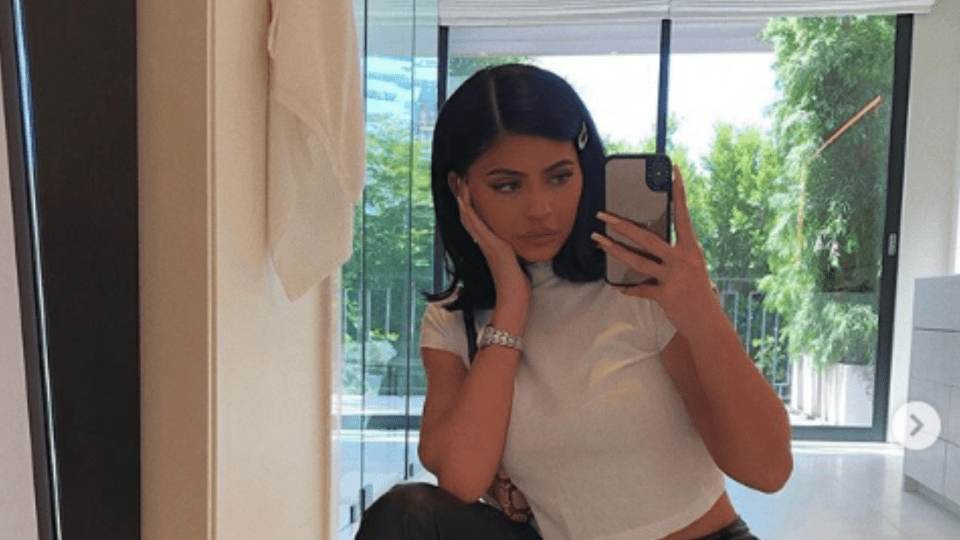 KYLIE JENNER mostró su exagerado glúteo para Playboy