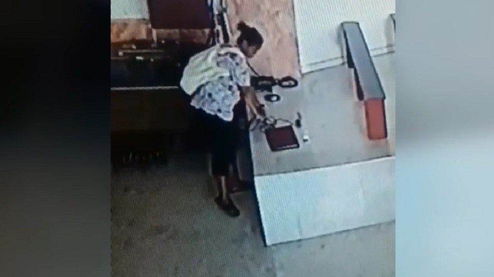 Vídeo | Mujer roba una computadora en iglesia de Sinaloa