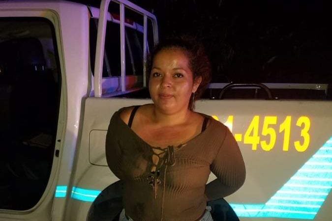 Roba una patrulla mientras policías estaban distraídos