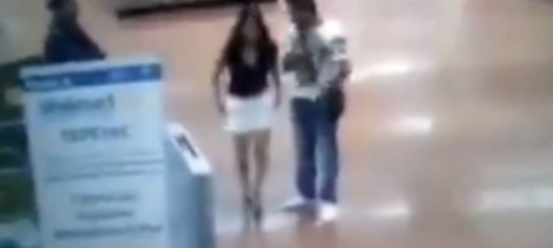 Aquí el vídeo de la mujer que se quito la ropa en Walmart Plaza Tepeyac, la acusaban de robo