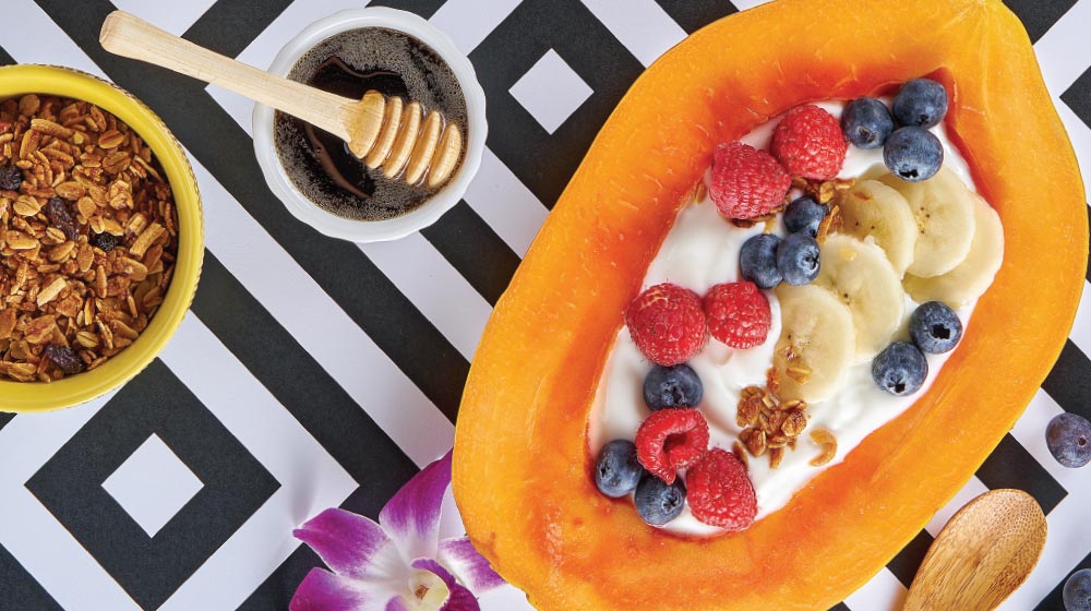 RECETA PARA EL DESAYUNO: Papaya con yogurt, granola y frutos rojos