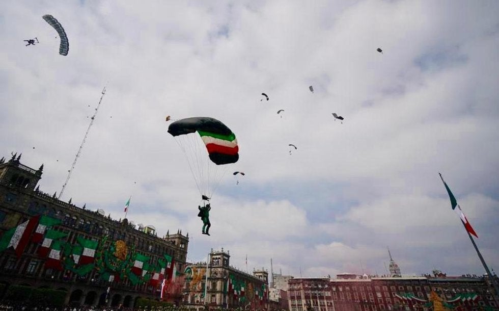 VÍDEO | Viento desvía y tumba a paracaidista durante desfile militar