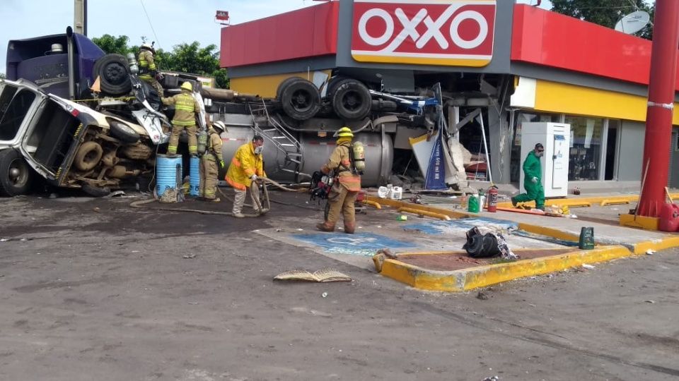 Pipa con ácido nítrico se vuelca y choca contra Oxxo en Jalisco