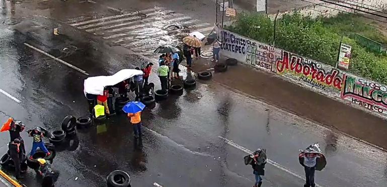 Con todo y lluvia, hubo bloqueo ayer en la Vía Morelos