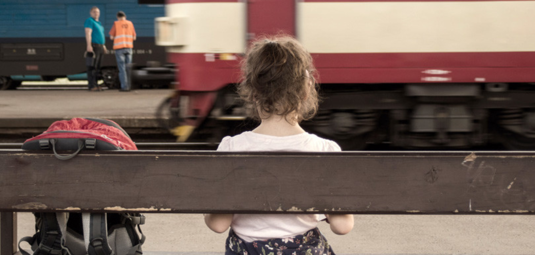 Niña extraviada en tren hace 20 años aparece en otro país