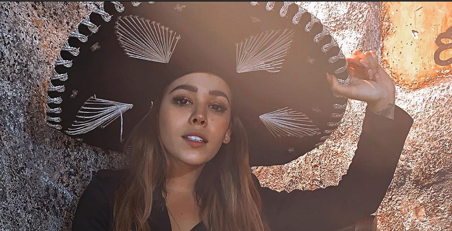 Festeja Danna Paola con unas Pacifico y sombrero de charro