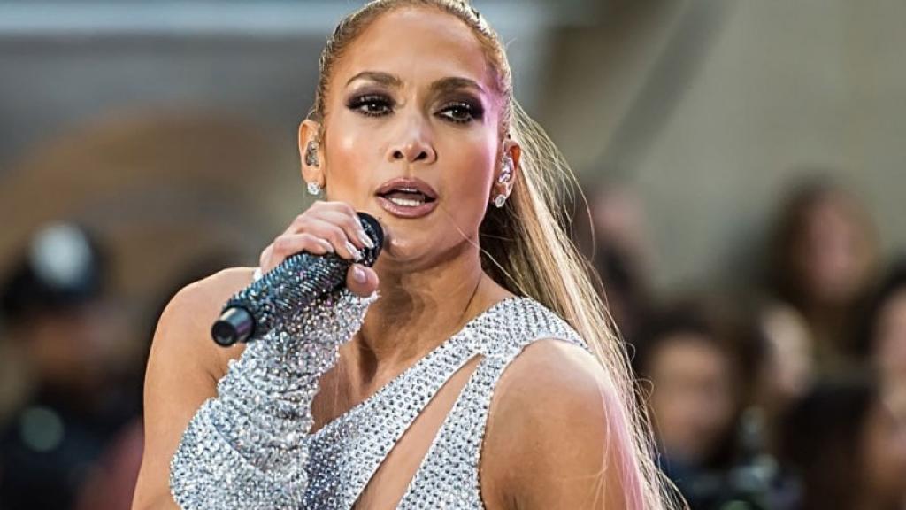 JLo usó unos mallones blancos que la traicionaron y dibujaron toda su intimidad