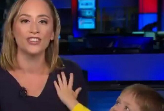 Niño se metió al foro e interrumpió a su mamá dando las Noticias
