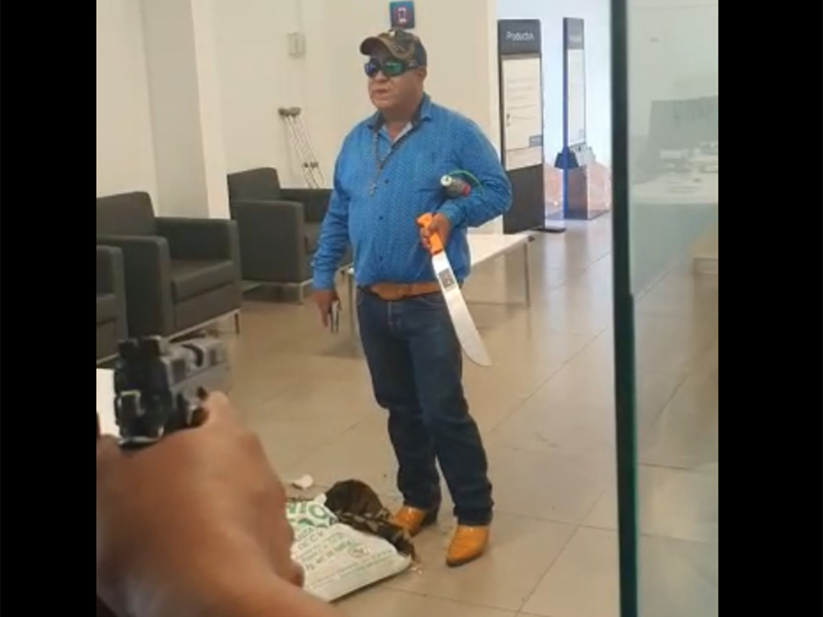 Intentó asaltar un banco en Pachuca con Machete y Pistola para “salvar al mundo”