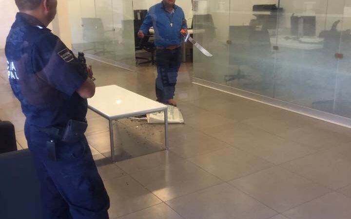 Abaten a sujeto armado con machete en banco de Pachuca, quería a AMLO ahí