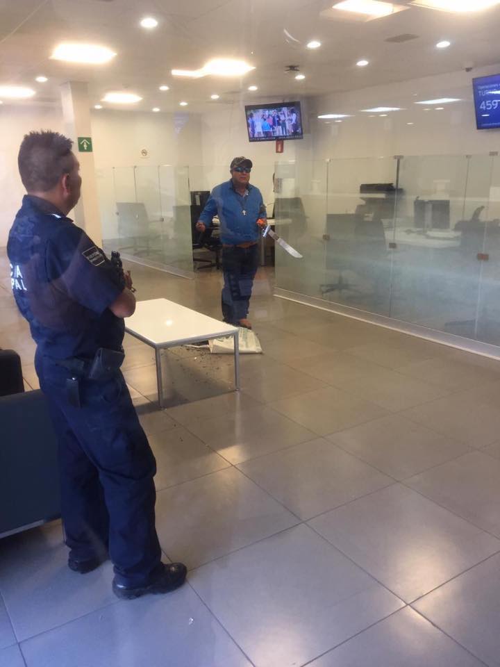 Abaten a sujeto armado con machete en banco de Pachuca, quería a AMLO ahí