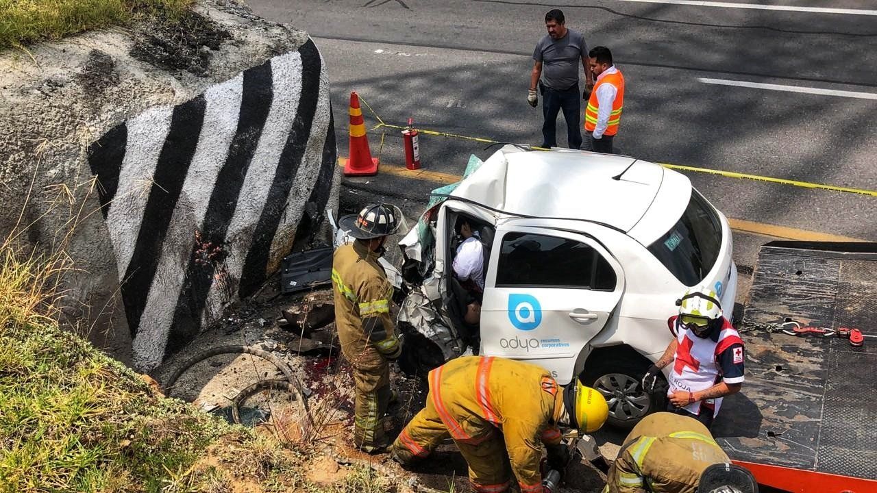 Murió prensado al chocar de frente contra la base de una torre de electricidad