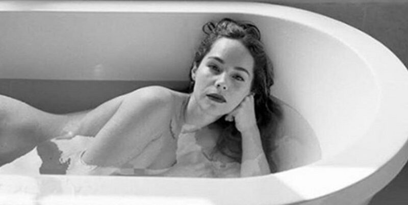 Camila Sodi posa como dios la trajo al mundo para exposición fotográfica