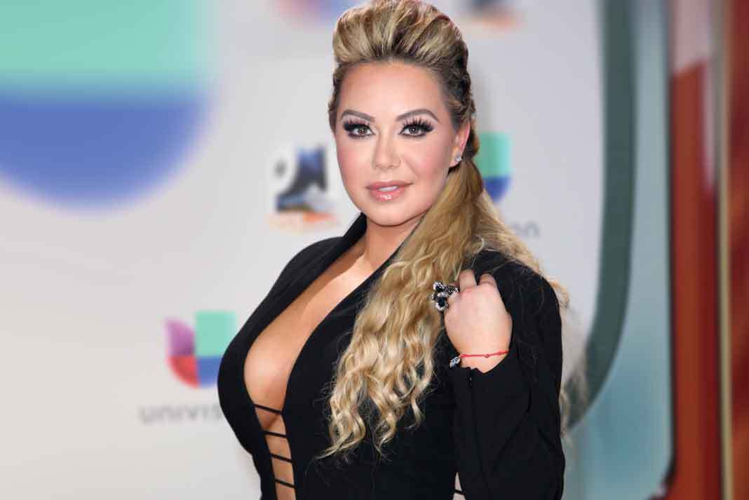 Chiquis esta de buen ver con entallado disfraz de Halloween