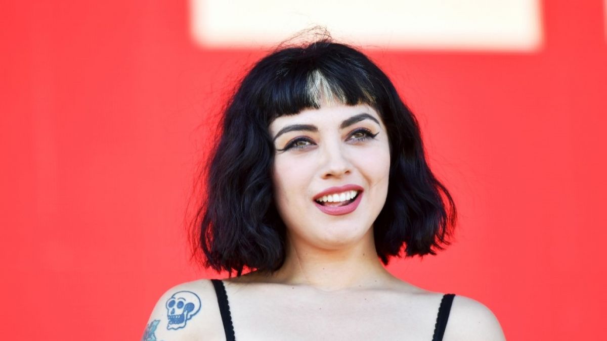 Mon Laferte confiesa su amor por otra mujer y la besa en pleno concierto