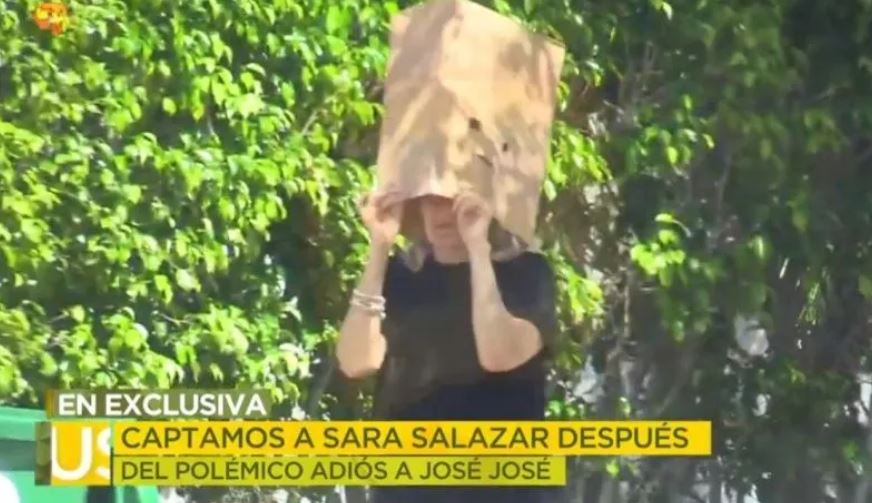 Sara Salazar sale a tirar la basura con bolsa de papel en la cabeza