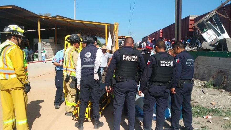 Tren embiste autobús de pasajeros dejando al menos 9 muertos en Querétaro