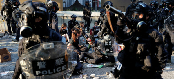 VÍdeo | Policía dispara, por primera vez, a un manifestante durante las protestas en Hong Kong