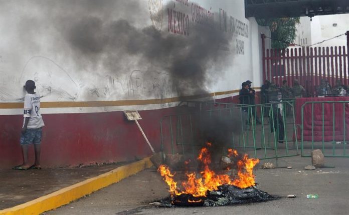 Africanos quemaron llantas y lanzaron piedras a elementos de la Guardia Nacional en estación migratoria en MX