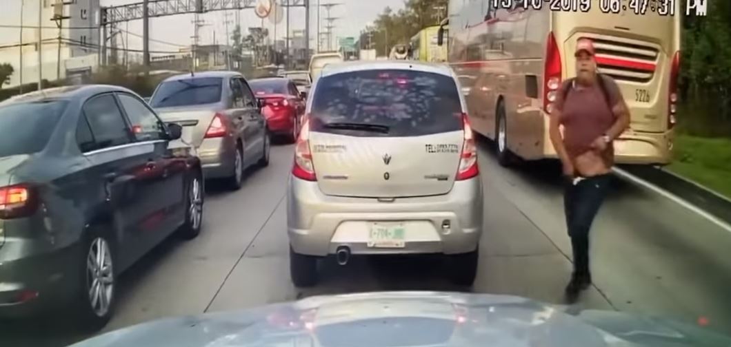 Vídeo | “Dame el celular o te doy un balazo”, se le escucha decir asaltante a un conductor en la México–Toluca