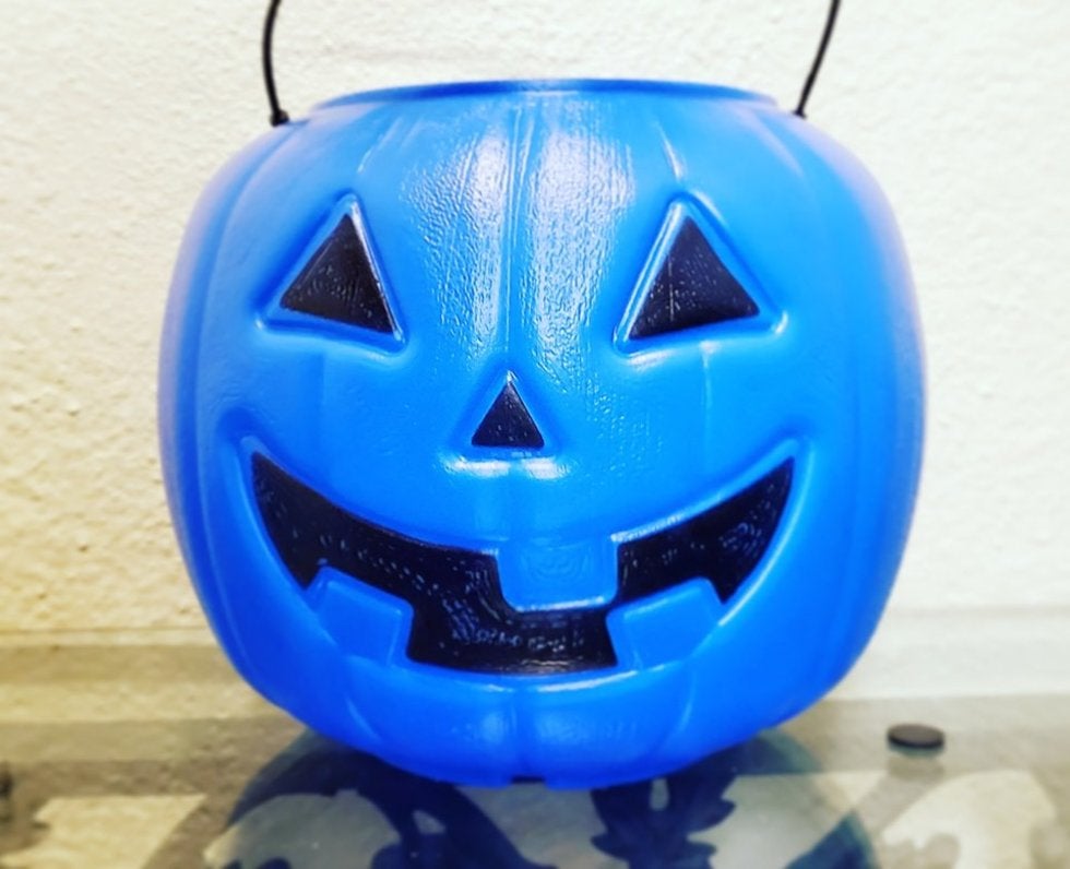 ¡Pon mucha atención si ves a un niño con una calabaza azul en este Halloween!