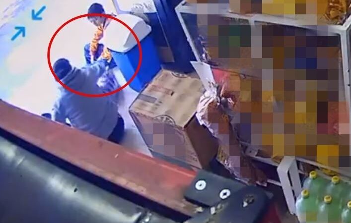 VÍDEO | Madre usa a su hijo para robar refrescos en tienda