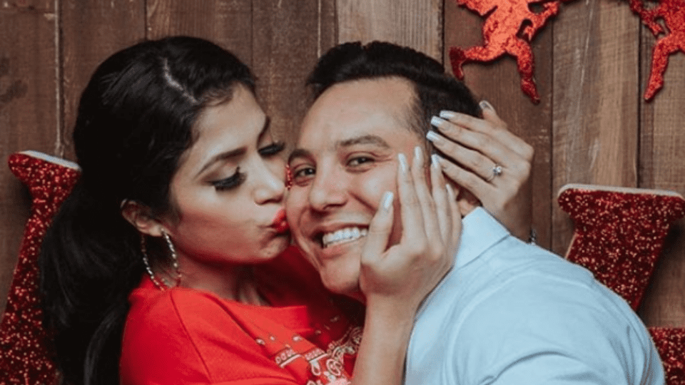 Edwin Luna enamorado del gran trasero de Kimberly Flores