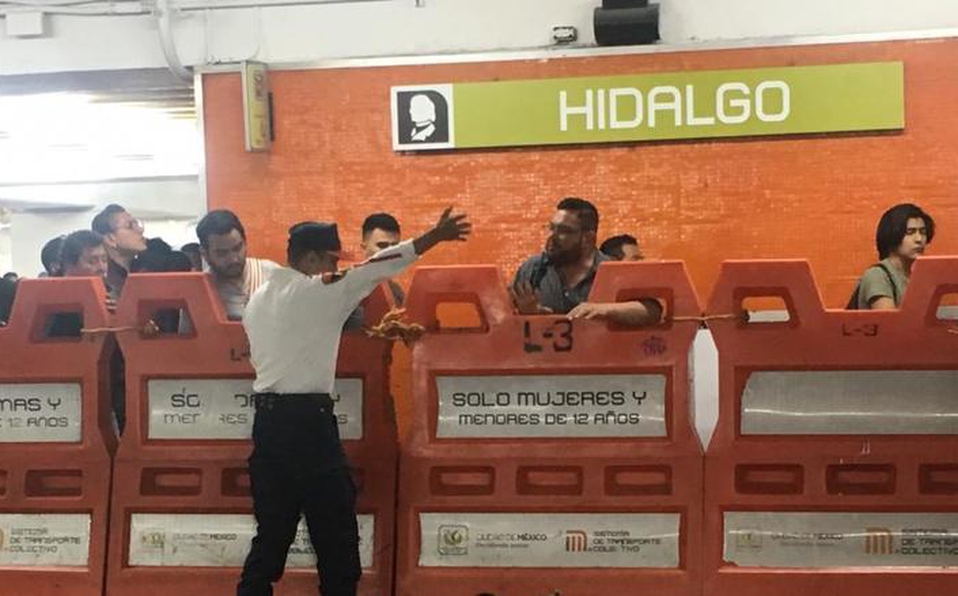 Joven se asoma a ver si venía el tren y lo golpea en la cabeza en Metro Hidalgo