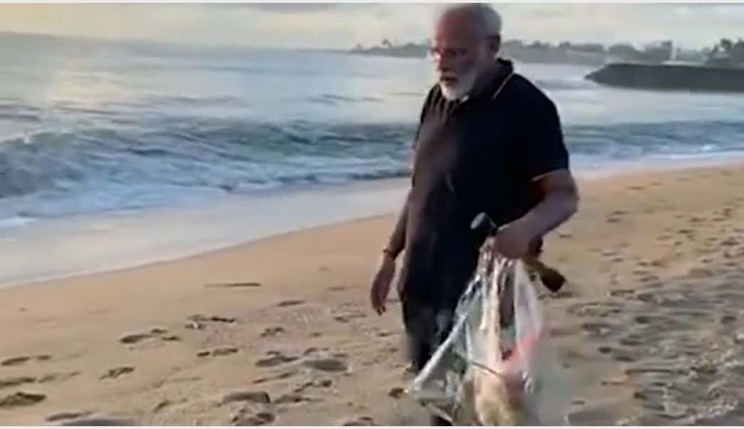 Primer Ministro de India es captado en VIDEO recogiendo basura en la playa