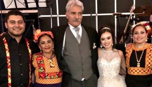 Causa polémica boda de Manuel Mireles, exlíder de autodefensas de Michoacán, con mujer 40 años menor