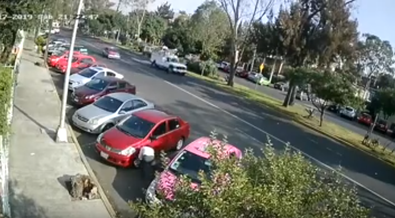 Taxista detiene su Tiida para robar tapón de auto igual al suyo, así se animo