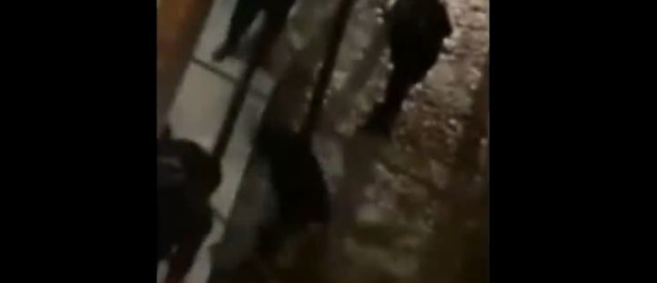 VIDEO | Mujer migrante es linchada y golpeada en la calle por pandilla