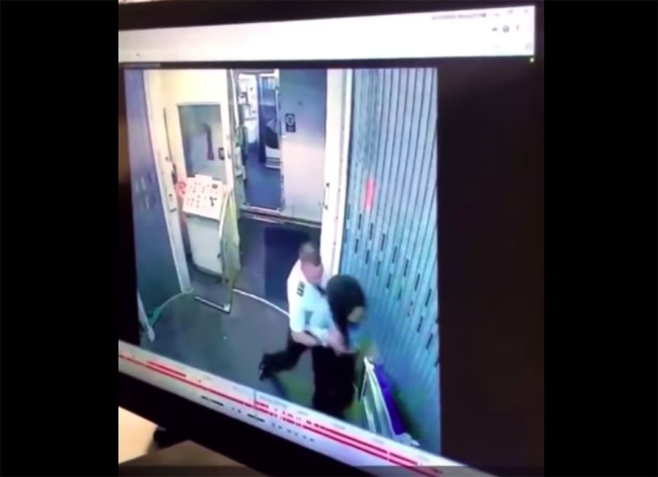 VIDEO | Piloto de aerolínea escupe y golpea a una compañera de trabajo