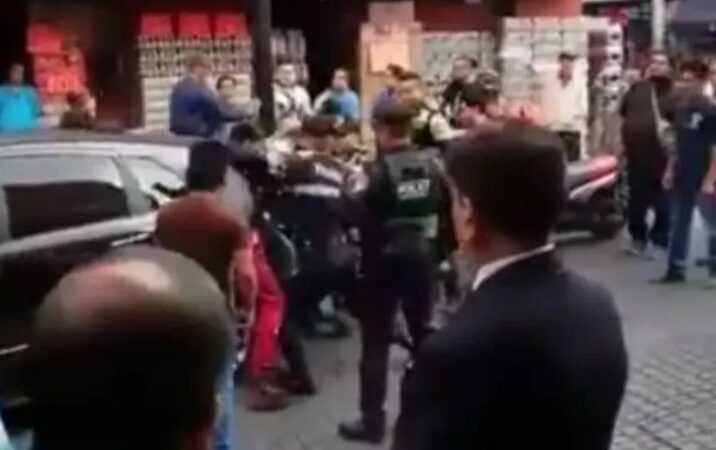 Policías agreden a automovilista porque no se deja poner “la araña”