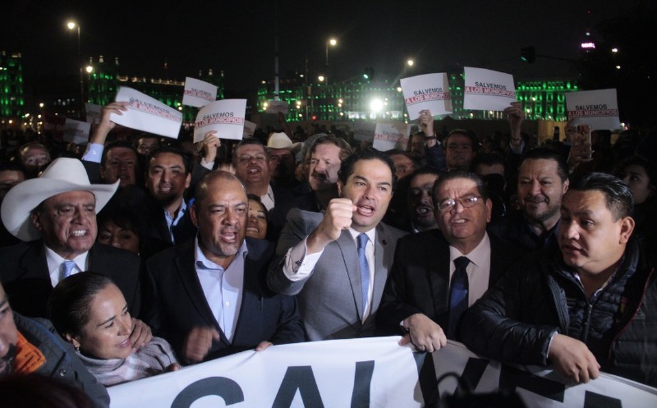 AMLO asegura que a los alcaldes que protestaban se les roció gas porque había una amenaza