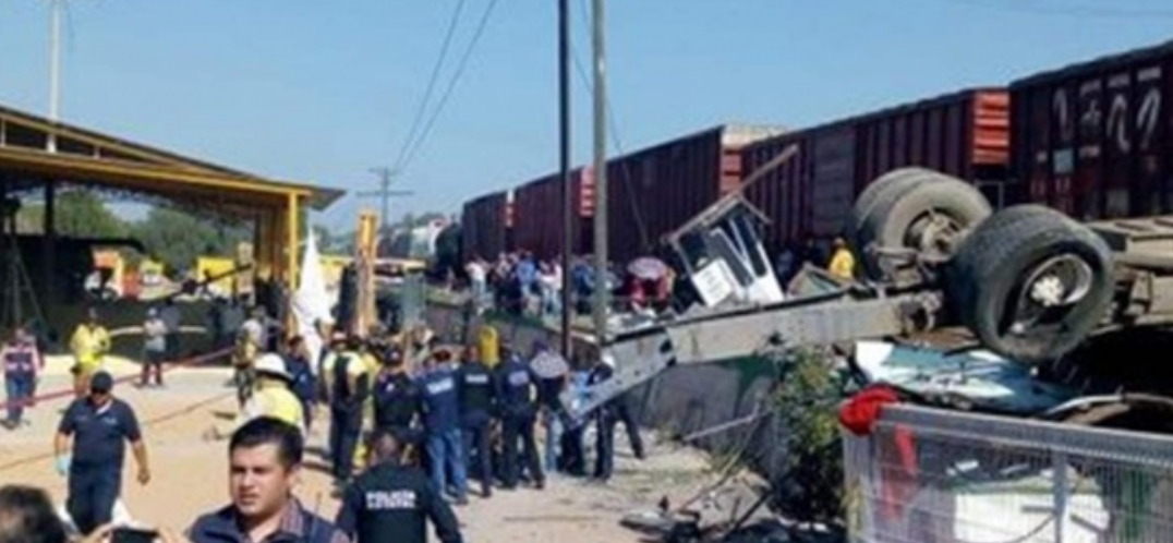 Ocho personas fallecidas en choque de autobús de pasajeros contra ferrocarril