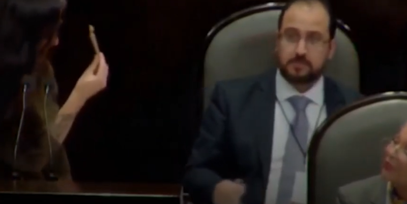 Así le regalaron un porro de marihuana a la secretaria de gobernación, Olga Sanchez Cordero